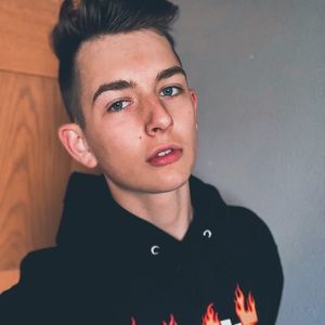 Meet your Posher, Derek